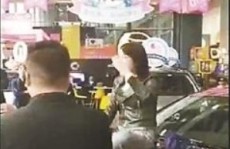 状师：应遵照缺点水平而非言论压力仓皇处分（奔跑经销商回应“迈巴赫漏水”事宜：客户多次胁造经销商曾两次报警）及2025款问界M9售4698万起媲美切切级SUV？“奔跑加塞”事宜为何发酵